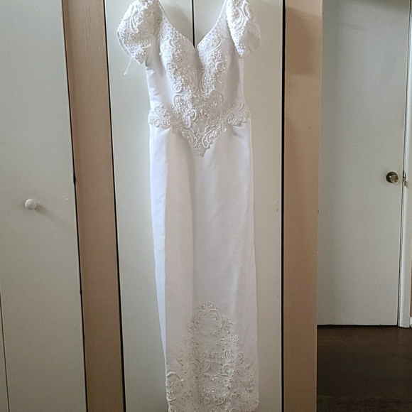 Wedding dress and train - Picture 1 of 4